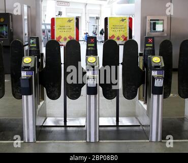 London, Großbritannien. Mai 2020. Tag 54 der Lockdown, in London. Ticket-Barrieren, mit sozialen Distanzierungstat auf sie, am Bahnhof Kings Cross. Dies ist das erste Wochenende einer leichten Lockerung der Lockdown in England, da die Botschaft der Regierung jetzt "ruhig" statt "daheim" ist. Jetzt sind Sie in der Lage, mehr zu gehen, Golf zu spielen, Angeln zu gehen, und besuchen Gartencenter, aber soziale Distanzierungsmaßnahmen sollten noch beibehalten werden. Das Land wurde aufgrund der COVID-19-Pandemie des Coronavirus gesperrt. COVID-19 Coronavirus Lockdown, Peterborough, Großbritannien, am 16. Mai 2020 Quelle: Paul Stockfoto