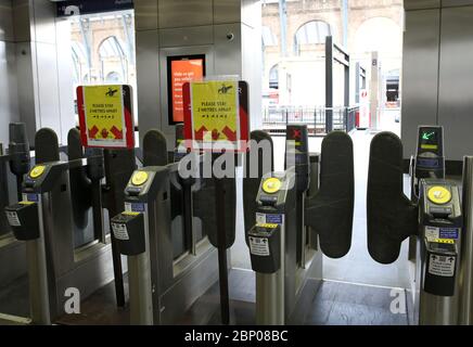 London, Großbritannien. Mai 2020. Tag 54 der Lockdown, in London. Ticket-Barrieren, mit sozialen Distanzierungstat auf sie, am Bahnhof Kings Cross. Dies ist das erste Wochenende einer leichten Lockerung der Lockdown in England, da die Botschaft der Regierung jetzt "ruhig" statt "daheim" ist. Jetzt sind Sie in der Lage, mehr zu gehen, Golf zu spielen, Angeln zu gehen, und besuchen Gartencenter, aber soziale Distanzierungsmaßnahmen sollten noch beibehalten werden. Das Land wurde aufgrund der COVID-19-Pandemie des Coronavirus gesperrt. COVID-19 Coronavirus Lockdown, Peterborough, Großbritannien, am 16. Mai 2020 Quelle: Paul Stockfoto