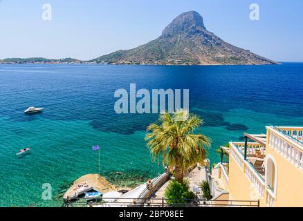 Blick auf die Ägäis zur Insel Telendos im Ferienort Masouri, Kalymnos, Dodekanes, Griechenland Stockfoto