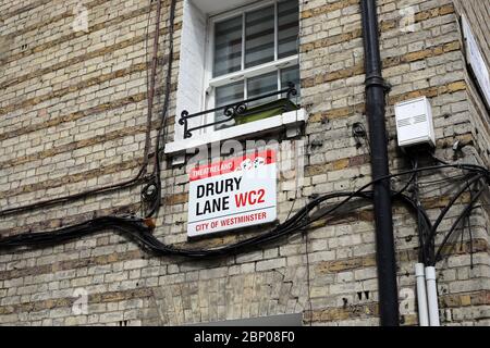 London, Großbritannien. Mai 2020. Tag 54 der Lockdown, in London. Ein Straßenschild in Richtung Drury Lane. Dies ist das erste Wochenende einer leichten Lockerung der Lockdown in England, da die Botschaft der Regierung jetzt "ruhig" statt "daheim" ist. Jetzt sind Sie in der Lage, mehr zu gehen, Golf zu spielen, Angeln zu gehen, und besuchen Gartencenter, aber soziale Distanzierungsmaßnahmen sollten noch beibehalten werden. Das Land wurde aufgrund der COVID-19-Pandemie des Coronavirus gesperrt. COVID-19 Coronavirus Lockdown, Peterborough, Großbritannien, am 16. Mai 2020 Credit: Paul Marriott/Alamy Live News Stockfoto