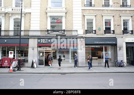 London, Großbritannien. Mai 2020. Tag 54 der Lockdown, in London. Leute, die sich für ihre Take-Away-Bestellungen von Pret anstellen. Dies ist das erste Wochenende einer leichten Lockerung der Lockdown in England, da die Botschaft der Regierung jetzt "ruhig" statt "daheim" ist. Jetzt sind Sie in der Lage, mehr zu gehen, Golf zu spielen, Angeln zu gehen, und besuchen Gartencenter, aber soziale Distanzierungsmaßnahmen sollten noch beibehalten werden. Das Land wurde aufgrund der COVID-19-Pandemie des Coronavirus gesperrt. COVID-19 Coronavirus Lockdown, Peterborough, Großbritannien, am 16. Mai 2020 Credit: Paul Marriott/Alamy Live News Stockfoto