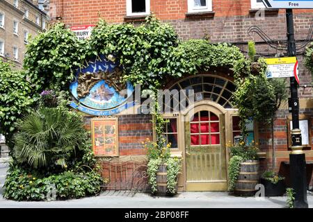 London, Großbritannien. Mai 2020. Tag 54 der Lockdown, in London. Das Sarastro Restaurant an der Drury Lane. Dies ist das erste Wochenende einer leichten Lockerung der Lockdown in England, da die Botschaft der Regierung jetzt "ruhig" statt "daheim" ist. Jetzt sind Sie in der Lage, mehr zu gehen, Golf zu spielen, Angeln zu gehen, und besuchen Gartencenter, aber soziale Distanzierungsmaßnahmen sollten noch beibehalten werden. Das Land wurde aufgrund der COVID-19-Pandemie des Coronavirus gesperrt. COVID-19 Coronavirus Lockdown, Peterborough, Großbritannien, am 16. Mai 2020 Credit: Paul Marriott/Alamy Live News Stockfoto