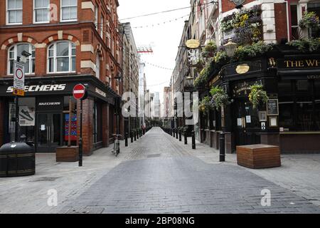 London, Großbritannien. Mai 2020. Tag 54 der Lockdown, in London. Covent Garden ist zur Mittagszeit verlassen. Dies ist das erste Wochenende einer leichten Lockerung der Lockdown in England, da die Botschaft der Regierung jetzt "ruhig" statt "daheim" ist. Jetzt sind Sie in der Lage, mehr zu gehen, Golf zu spielen, Angeln zu gehen, und besuchen Gartencenter, aber soziale Distanzierungsmaßnahmen sollten noch beibehalten werden. Das Land wurde aufgrund der COVID-19-Pandemie des Coronavirus gesperrt. COVID-19 Coronavirus Lockdown, Peterborough, Großbritannien, am 16. Mai 2020 Credit: Paul Marriott/Alamy Live News Stockfoto