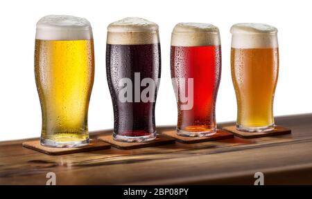 Sammlung von vier verschiedenen Biersorten in Gläsern auf weißem Hintergrund isoliert.Datei enthält einen Clipping-Pfad. Stockfoto