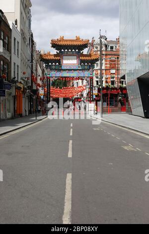 London, Großbritannien. Mai 2020. Tag 54 der Lockdown, in London. Chinatown mit sehr wenigen Leuten um die Mittagszeit. Dies ist das erste Wochenende einer leichten Lockerung der Lockdown in England, da die Botschaft der Regierung jetzt "ruhig" statt "daheim" ist. Jetzt sind Sie in der Lage, mehr zu gehen, Golf zu spielen, Angeln zu gehen, und besuchen Gartencenter, aber soziale Distanzierungsmaßnahmen sollten noch beibehalten werden. Das Land wurde aufgrund der COVID-19-Pandemie des Coronavirus gesperrt. COVID-19 Coronavirus Lockdown, Peterborough, Großbritannien, am 16. Mai 2020 Credit: Paul Marriott/Alamy Live News Stockfoto