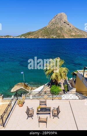 Balkon mit Blick auf die Insel Telendos im Ferienort Masouri, Kalymnos, Dodekanes, Griechenland Stockfoto