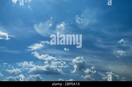 Einige leichte kuumulforme und cirrus Wolken in den sauberen blauen Himmel. Natur Hintergrund. Stockfoto