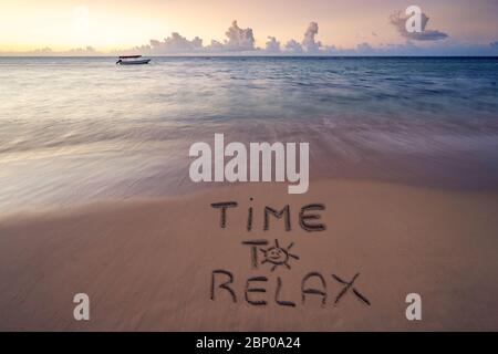 Handschriftliche Zeit zum Entspannen am Strand bei Sonnenuntergang, Entspannung und Sommerkonzept, Strand der Dominikanischen republik. Stockfoto