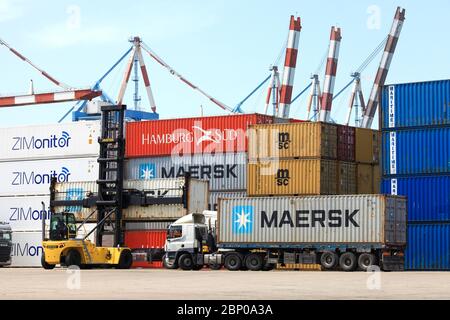 Hyster Container Handler Heben eines Transportbehälters in einem lokalen Hafen. Stockfoto