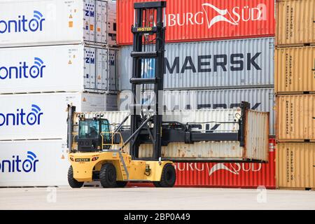 Hyster Container Handler Heben eines Transportbehälters in einem lokalen Hafen. Stockfoto
