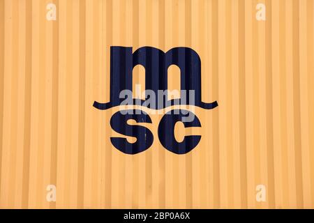 MSC Logo auf einem klassischen gelben Versandcontainer. Stockfoto