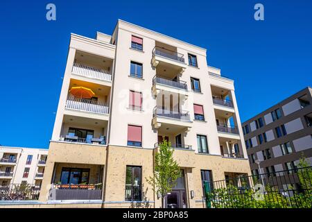 Modernes beigefarbenes Mehrfamilienhaus in Berlin, Deutschland Stockfoto