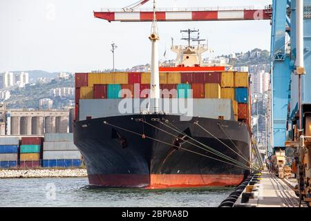 Large Loaded Container Ship dockte an einem Handelshafen an. Stockfoto