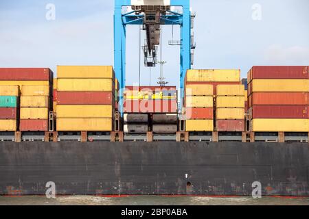 Transtainer Carne Anheben eines Transportbehälters. Stockfoto