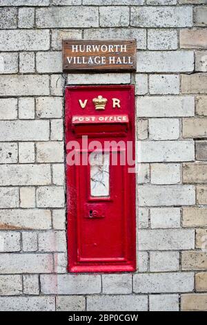 Stiller viktorianischer Postkasten, Hurworth on Tees, Borough of Darlington, England Stockfoto