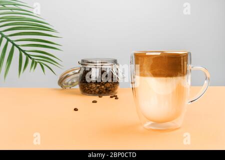 Glas Tasse mit Dalgon Kaffee. Erfrischendes koreanisches Jugendgetränk. Stockfoto