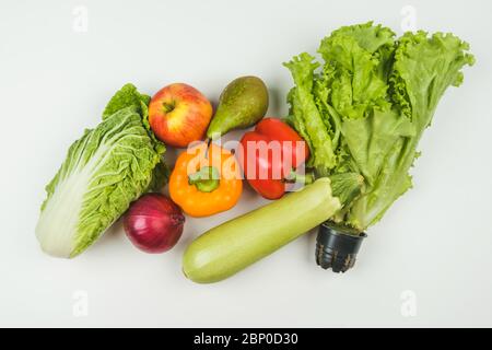 Set aus Gemüse und Obst auf weißem Hintergrund Stockfoto