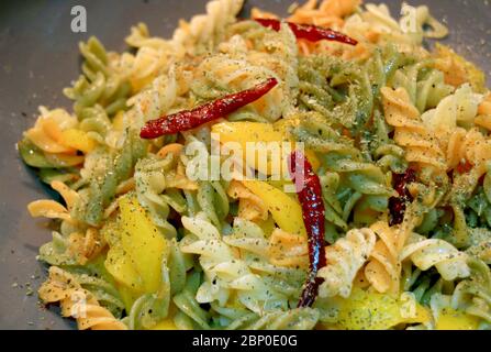 Gesundes und schmackhaftes Gericht von Fusilli Aglio e Olio oder Fusilli Pasta mit Knoblauch und Olivenöl in einer Pfanne gekocht Stockfoto