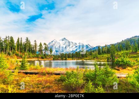 Landschaftlich schöne Aussicht auf den Mt Shuksan mit Reflaction auf dem See und bei Sonnenuntergang, Whatcom County, Washington, usa. Stockfoto