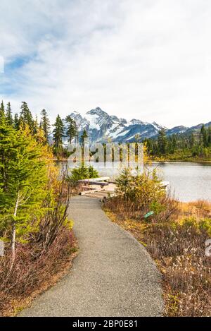 Landschaftlich schöne Aussicht auf den Mt Shuksan mit Reflaction auf dem See und bei Sonnenuntergang, Whatcom County, Washington, usa. Stockfoto