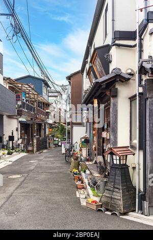tokio, japan - märz 30 2020: Traditionelle japanische Holzhäuser aus der Showa-Ära saniert in Retro-Restaurant im ruhigen nos Stockfoto