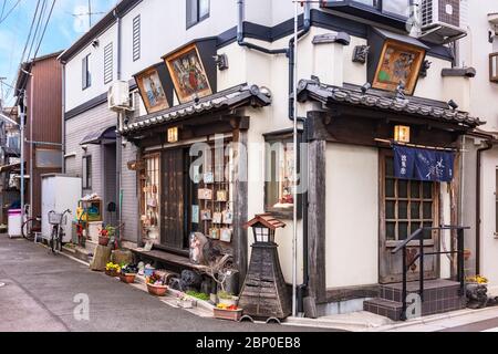 tokio, japan - märz 30 2020: Traditionelle japanische Holzhäuser aus der Showa-Ära saniert in Retro-Restaurant im ruhigen nos Stockfoto