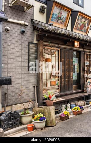 tokio, japan - märz 30 2020: Traditionelle japanische Holzhäuser aus der Showa-Ära saniert in Retro-Restaurant im ruhigen nos Stockfoto