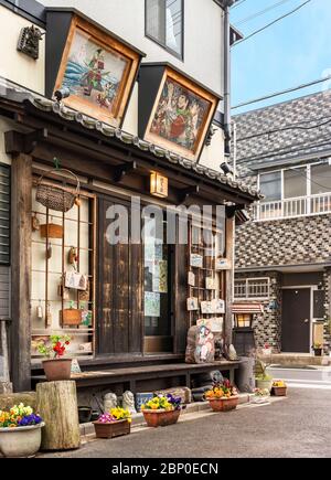 tokio, japan - märz 30 2020: Traditionelle japanische Holzhäuser aus der Showa-Ära saniert in Retro-Restaurant im ruhigen nos Stockfoto