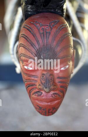 Maori Schnitzerei eines Kopfes auf Bogen des zeremoniellen Krieg Kanu, Waitangi Vertrag Gründen, Bay of Islands, North Island, Neuseeland. Vollformat, keine Personen. Stockfoto