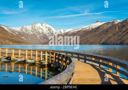 Weg zum Schneeberg mit Reflexion auf dem See in mt st. Helens National Volcanic Monument, Washington, usa. Stockfoto