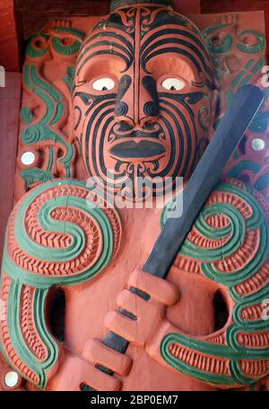 Tihori -Ancester ( Ngati Awa) . Maori-Schnitzerei auf zeremoniellem Kriegsboot/Kanuhaus Waitangi Treaty Grounds, Bay of Islands, North Island, Neuseeland. Stockfoto