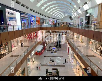 Dubai / VAE - 13. Mai 2020: Das größte Einkaufszentrum der Welt. Leere Dubai Mall während der Quarantäne. Obere Aussicht. Stockfoto