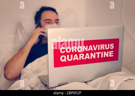 Coronavirus oder Covid-19 Konzept. Arbeiten von zu Hause aus. Geschäftsmann, der von zu Hause aus mit Schutzmaske arbeitet. Geschäftsmann in Quarantäne für Coronavirus Stockfoto