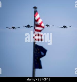 A-10C Thunderbolt II Flugzeuge, die dem 122nd Fighter Wing, Indiana Air National Guard, zugewiesen sind, führen am 13. Mai 2020 einen Flug der Luftwaffe über Fort Wayne, Indiana, durch. Die Überführung sollte die Bereitschaft der Air National Guards demonstrieren und gleichzeitig die amerikanischen Helden im Kampf gegen COVID-19 begrüßen. (USA Air National Guard Foto von Tech. Sgt. William Hopper) Stockfoto