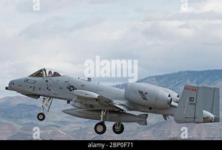 Idaho Air National Guard Airmen, Piloten und A-10 Thunderbolt II Flugzeuge, die am 11. Mai 2020 an verschiedenen Standorten in ganz Südostasien im Rahmen der COVID-19 Pandemie eingesetzt wurden. Mehr als 400 Mitglieder des 124th Fighter Wing und des 190. Fighter Squadron mit Sitz in Gowen Field werden im Frühjahr und Sommer weiterhin zur Unterstützung von Operations Freedom's Sentinel und Inhärent Resolve eingesetzt. (USA Foto der Air National Guard von Meister Sgt. Becky Vanshur) Stockfoto