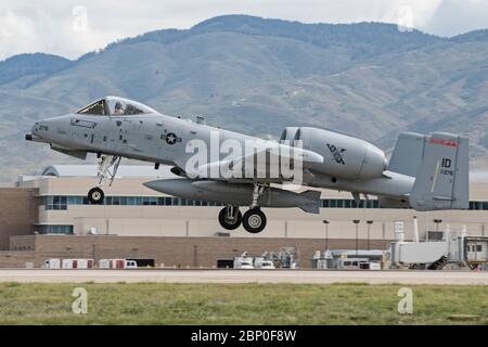 Idaho Air National Guard Airmen, Piloten und A-10 Thunderbolt II Flugzeuge, die am 11. Mai 2020 an verschiedenen Standorten in ganz Südostasien im Rahmen der COVID-19 Pandemie eingesetzt wurden. Mehr als 400 Mitglieder des 124th Fighter Wing und des 190. Fighter Squadron mit Sitz in Gowen Field werden im Frühjahr und Sommer weiterhin zur Unterstützung von Operations Freedom's Sentinel und Inhärent Resolve eingesetzt. (USA Foto der Air National Guard von Meister Sgt. Becky Vanshur) Stockfoto