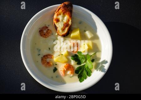 Spargelcremesuppe mit Shrimps und Knoblauchbrot Stockfoto