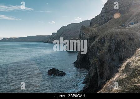 Die weißen Klippen von Carrick A Rede in Ballintoy, Co. Antrim, Nordirland. Landschaftlich reizvoll. Sonniger Tag. Teil der Causeway Coastal Route. Stockfoto