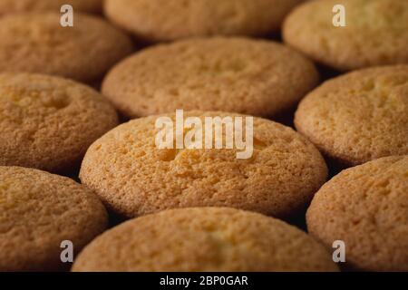 Einfache Märchen Kuchen dicht zusammen noch in ihren Verpackungen warten auf Eis geklumpt Stockfoto