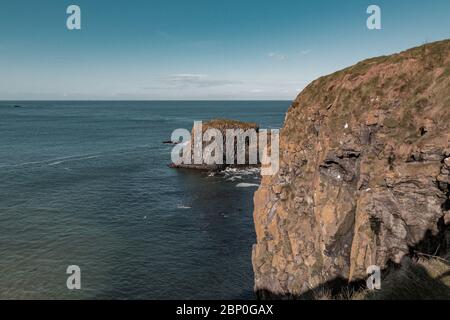 Die weißen Klippen von Carrick A Rede in Ballintoy, Co. Antrim, Nordirland. Landschaftlich reizvoll. Sonniger Tag. Teil der Causeway Coastal Route. Stockfoto