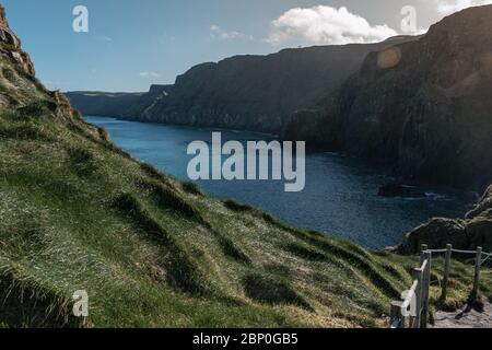 Die weißen Klippen von Carrick A Rede in Ballintoy, Co. Antrim, Nordirland. Landschaftlich reizvoll. Sonniger Tag. Teil der Causeway Coastal Route. Stockfoto