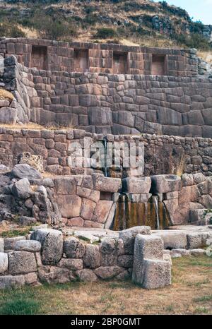 Wassertempel von Tambomachay, das Bad der Inka in der Nähe von Cusco, Peru mit drei kleinen Wasserfällen Stockfoto