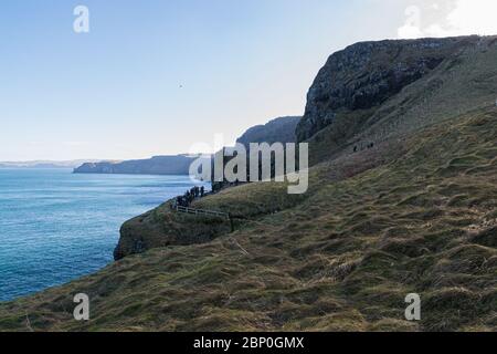 Die weißen Klippen von Carrick A Rede in Ballintoy, Co. Antrim, Nordirland. Landschaftlich reizvoll. Sonniger Tag. Teil der Causeway Coastal Route. Stockfoto