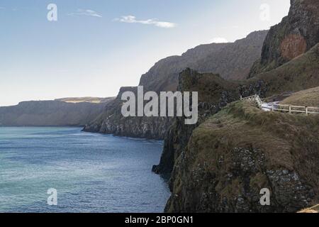 Die weißen Klippen von Carrick A Rede in Ballintoy, Co. Antrim, Nordirland. Landschaftlich reizvoll. Sonniger Tag. Teil der Causeway Coastal Route. Stockfoto