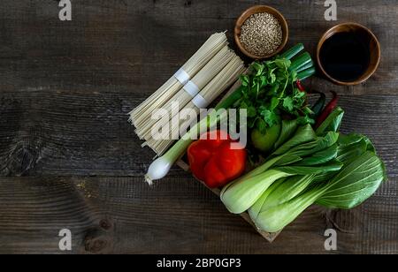 Rohzutaten für asiatische somen vegetarische Nudeln auf dem alten Holztisch Stockfoto