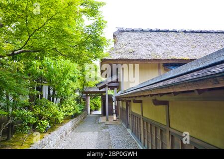 Yokokan ist ein Garten in der Edo Periode erstellt. Es diente einst als Villa der Matsudairas, der ehemaligen feudalen Familie der Fukui Domain. Stockfoto