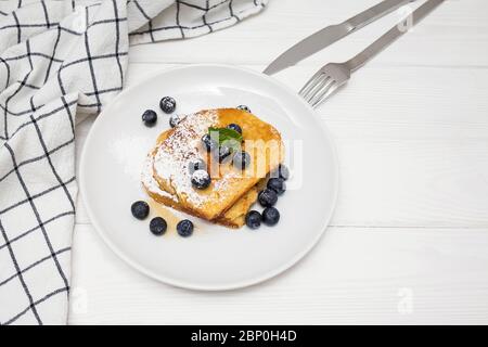 Köstliche hausgemachte französische Toasts mit Puderzucker Stockfoto