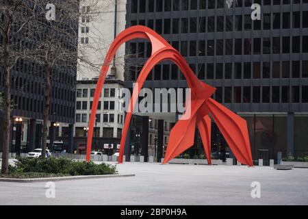 Blick auf einen leeren platz mit der leuchtend roten Flamingo-Skulptur des amerikanischen Künstlers Alexander Calder, die sich auf der Federal Plaza in Chicago befindet Stockfoto