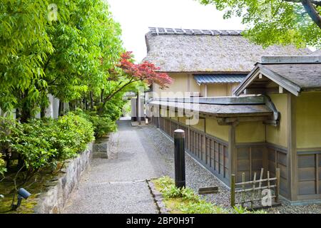 Yokokan ist ein Garten in der Edo Periode erstellt. Es diente einst als Villa der Matsudairas, der ehemaligen feudalen Familie der Fukui Domain. Stockfoto