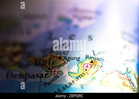 Geringe Schärfentiefe Fokus auf geographische Kartenlage des Mount Rinjani in Lombok Indonesien in Asien Kontinent auf Atlas Stockfoto